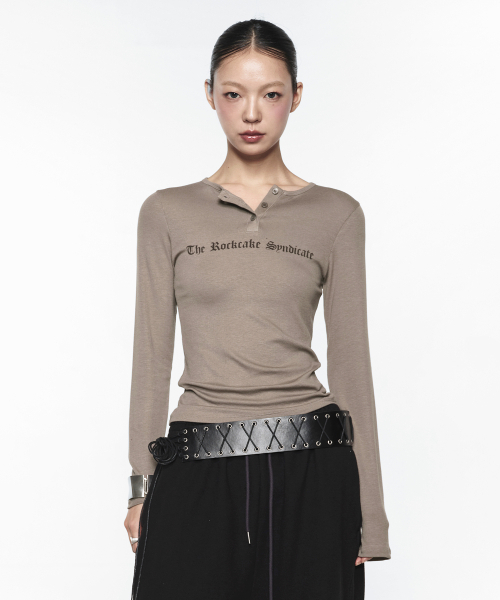 ROCKCAKE(ロックケーキ)の「Syndicate Henly Neck Top - Mocha(Tシャツ/カットソー・レディース・その他・SMALL)」の1枚目の写真