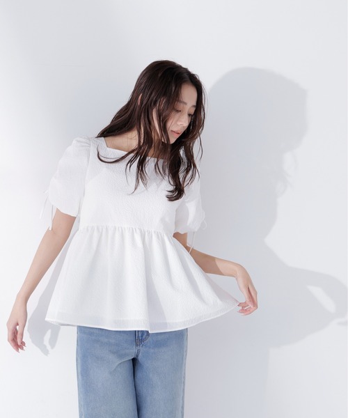 NATURAL BEAUTY BASIC（ナチュラルビューティーベーシック）の「◇ドロストギャザースリーブブラウス（シャツ/ブラウス・レディース・ブラック/オフホワイト/ブルー・FREE）」の2枚目の写真