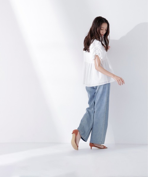 NATURAL BEAUTY BASIC（ナチュラルビューティーベーシック）の「◇ドロストギャザースリーブブラウス（シャツ/ブラウス・レディース・ブラック/オフホワイト/ブルー・FREE）」の4枚目の写真