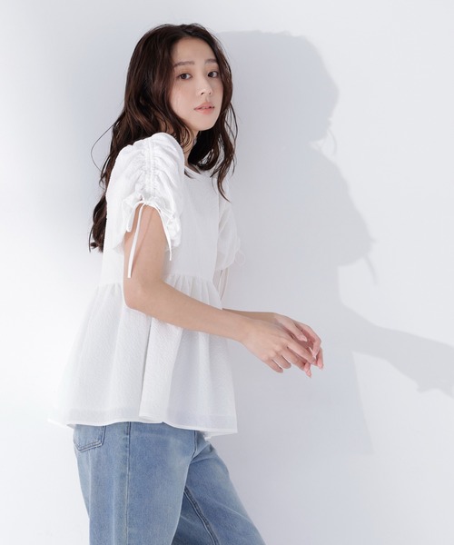 NATURAL BEAUTY BASIC（ナチュラルビューティーベーシック）の「◇ドロストギャザースリーブブラウス（シャツ/ブラウス・レディース・ブラック/オフホワイト/ブルー・FREE）」の6枚目の写真