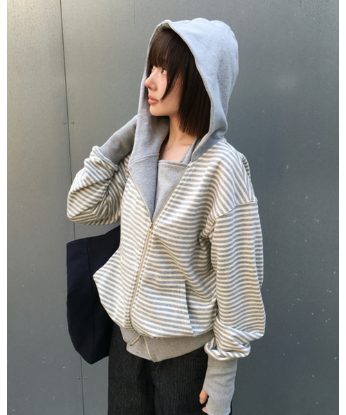 THEMUSEUMVISITOR(ザミュージアムビジター)の「STRIPE UNBALANCED ZIPUP HOODIE (GREY)(パーカー・レディース・その他・FREE)」の2枚目の写真