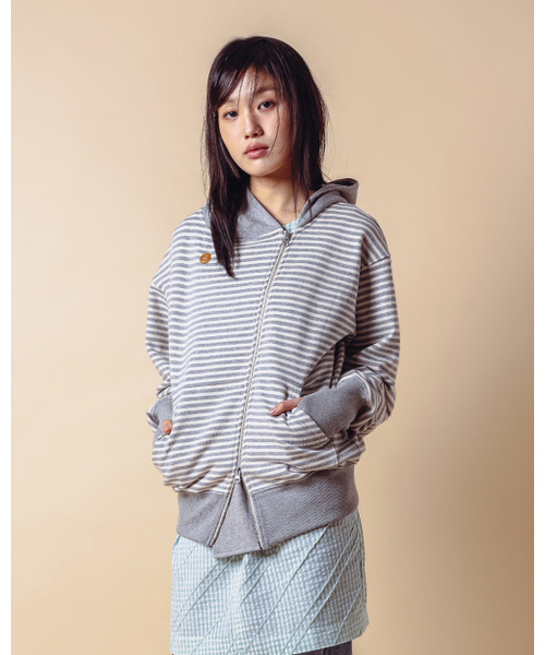 THEMUSEUMVISITOR(ザミュージアムビジター)の「STRIPE UNBALANCED ZIPUP HOODIE (GREY)(パーカー・レディース・その他・FREE)」の5枚目の写真