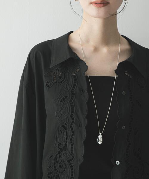 URBAN RESEARCH(アーバンリサーチ)の「カットワーク刺繍シャツ(シャツ/ブラウス・レディース・ホワイト/ブラック・FREE)」の2枚目の写真