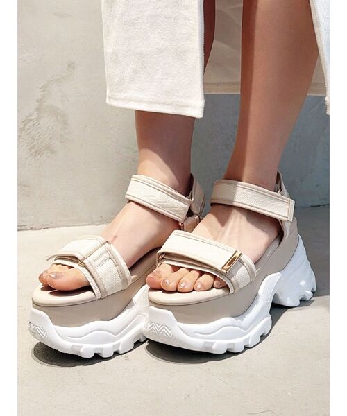 RESEXXY(リゼクシー)の「スニーカーサンダル(サンダル・レディース・ベージュ/ブラック・LARGE/MEDIUM/SMALL)」の2枚目の写真