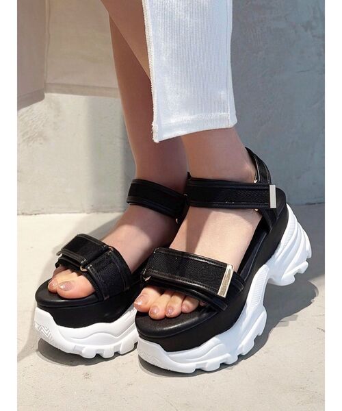 RESEXXY(リゼクシー)の「スニーカーサンダル(サンダル・レディース・ベージュ/ブラック・LARGE/MEDIUM/SMALL)」の1枚目の写真