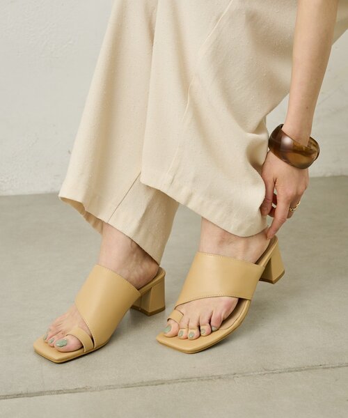 Omekashi(オメカシ)の「トングスクエアサンダル(サンダル・レディース・ベージュ/ブラック・SMALL/MEDIUM/LARGE)」の1枚目の写真