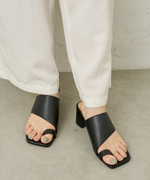 Omekashi(オメカシ)の「トングスクエアサンダル(サンダル・レディース・ベージュ/ブラック・SMALL/MEDIUM/LARGE)」の4枚目の写真
