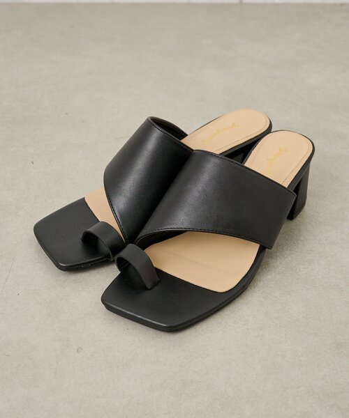 Omekashi(オメカシ)の「トングスクエアサンダル(サンダル・レディース・ベージュ/ブラック・SMALL/MEDIUM/LARGE)」の5枚目の写真
