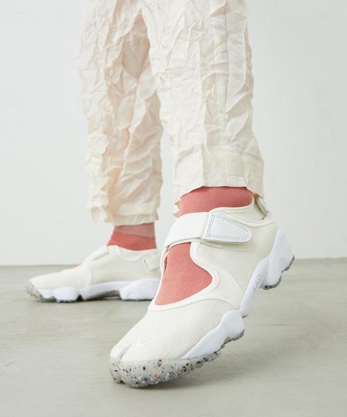 NIKE(ナイキ)の「ナイキ エア リフト ウィメンズシューズ / Nike Air Rift Women's Shoes DJ4639-121 Summit White(スニーカー・レディース・アイボリー・24/25/26/23)」の2枚目の写真
