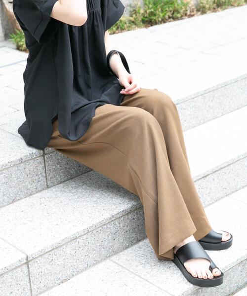 ITEMS URBANRESEARCH(アイテムズ アーバンリサーチ)の「『イージーケア/接触冷感/UVカット』SMOOTH LINEN TOUCH ワイドパンツ(その他パンツ・レディース・ベージュ/ブラウン/グリーン/チャコールグレー・FREE)」の1枚目の写真