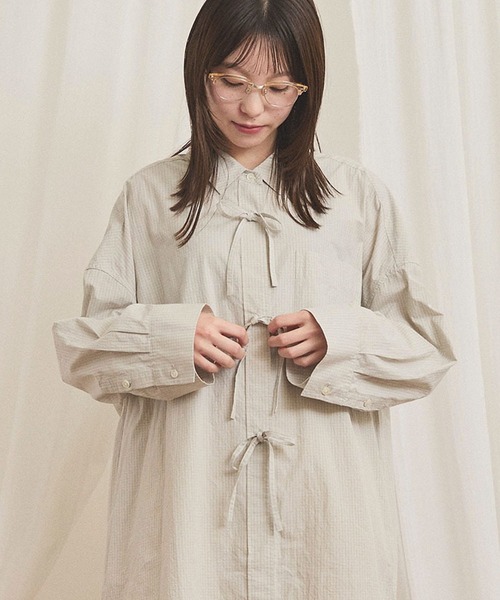 fig London(フィグロンドン)の「ribbon big shirt(シャツ/ブラウス・レディース・ベージュ/ネイビー・FREE)」の7枚目の写真