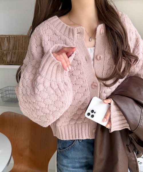 mily bilet(ミウィビレット)の「【mily bilet】甘さも着回し力も欲張って♪前後2wayぽこぽこカーディガン(カーディガン/ボレロ・レディース・ブルー/ピンク/アイボリー/ブラック・SMALL/LARGE/X-LARGE/MEDIUM)」の4枚目の写真