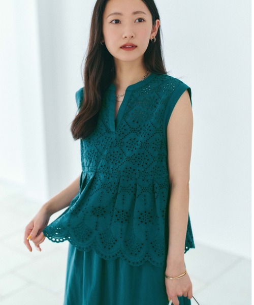 COHINA(コヒナ)の「コットンエンブロイダリーペプラムブラウス 【低身長・小柄女性】(シャツ/ブラウス・レディース・ブラック/オフホワイト/グリーン・ONE SIZE)」の1枚目の写真