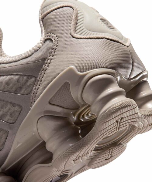 NIKE(ナイキ)の「ナイキ ショックス TL ウィメンズシューズ / Nike Shox TL Women's Shoes AR3566-204 Cream II(スニーカー・レディース・ブラウン系その他2・24.5/24/23.5/23/22.5/22/26/25.5/25)」の8枚目の写真