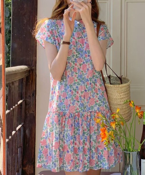 FINEnough(ファインナフ)の「バンドカラーパールボタン付き花柄ミニワンピース(ワンピース・レディース・ブラック/ホワイト・FREE)」の1枚目の写真