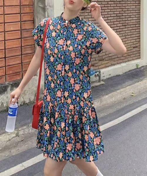 FINEnough(ファインナフ)の「バンドカラーパールボタン付き花柄ミニワンピース(ワンピース・レディース・ブラック/ホワイト・FREE)」の2枚目の写真