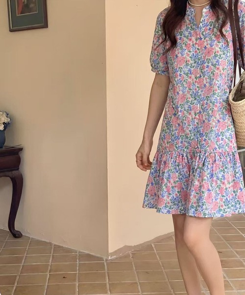 FINEnough(ファインナフ)の「バンドカラーパールボタン付き花柄ミニワンピース(ワンピース・レディース・ブラック/ホワイト・FREE)」の3枚目の写真