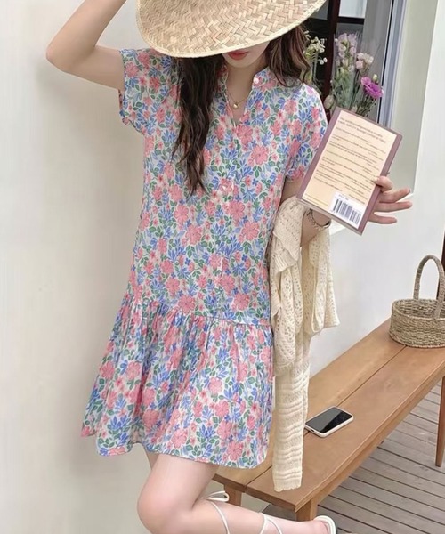 FINEnough(ファインナフ)の「バンドカラーパールボタン付き花柄ミニワンピース(ワンピース・レディース・ブラック/ホワイト・FREE)」の4枚目の写真