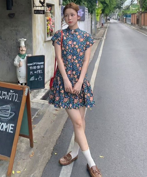 FINEnough(ファインナフ)の「バンドカラーパールボタン付き花柄ミニワンピース(ワンピース・レディース・ブラック/ホワイト・FREE)」の5枚目の写真