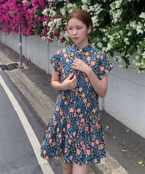 FINEnough(ファインナフ)の「バンドカラーパールボタン付き花柄ミニワンピース(ワンピース・レディース・ブラック/ホワイト・FREE)」の6枚目の写真