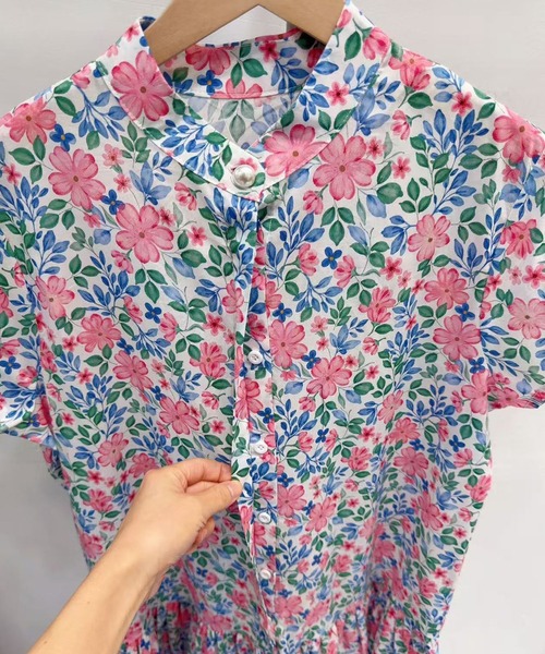 FINEnough(ファインナフ)の「バンドカラーパールボタン付き花柄ミニワンピース(ワンピース・レディース・ブラック/ホワイト・FREE)」の11枚目の写真