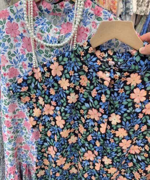 FINEnough(ファインナフ)の「バンドカラーパールボタン付き花柄ミニワンピース(ワンピース・レディース・ブラック/ホワイト・FREE)」の10枚目の写真