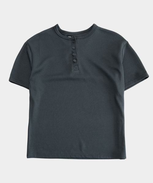 PLACESTUDIOMAN（プレイススタジオメンズ）の「ワッフルヘンリーネックベーシックスナップポイントデイリーオーバーサイズ半袖Tシャツ_3COLOR（Tシャツ/カットソー・メンズ・ブラック/チャコール/アイボリー・FREE）」の6枚目の写真