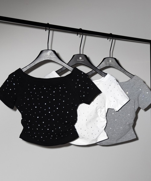 me+em select(ミームセレクト)の「【 3color 】ラインストーンオフショルスリムTシャツ / Rhine stone off shoulder slim T-shirts(Tシャツ/カットソー・レディース・グレー/ブラック/ホワイト・FREE)」の5枚目の写真