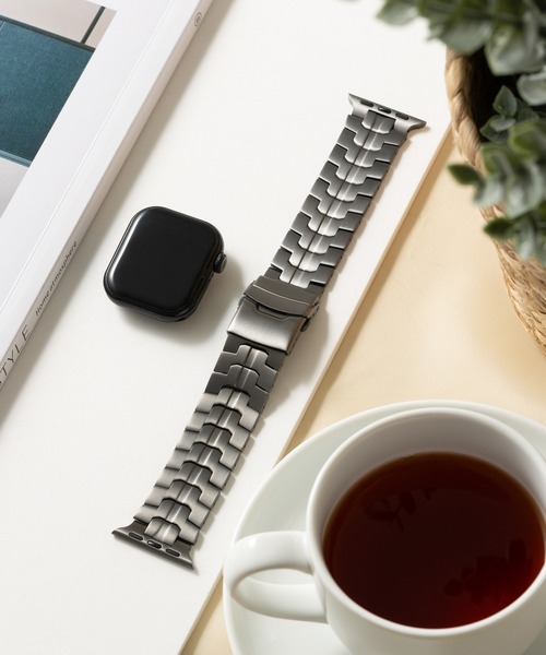 emonique(エモニーク)の「チタン製 アップルウォッチバンド Apple Watch バンド【38mm/40mm/41mm 対応】(デジタル腕時計・メンズ・ブラック/グレー/シルバー/シルバー系1/シルバー系・38)」の3枚目の写真