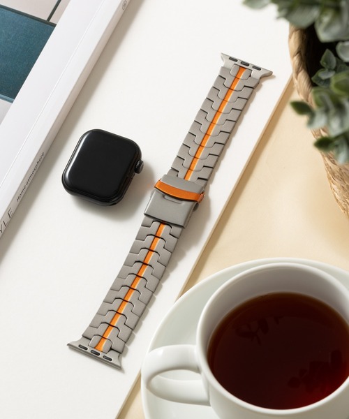 emonique(エモニーク)の「チタン製 アップルウォッチバンド Apple Watch バンド【38mm/40mm/41mm 対応】(デジタル腕時計・メンズ・ブラック/グレー/シルバー/シルバー系1/シルバー系・38)」の7枚目の写真
