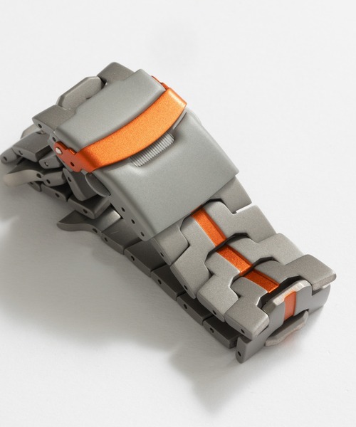 emonique(エモニーク)の「チタン製 アップルウォッチバンド Apple Watch バンド【38mm/40mm/41mm 対応】(デジタル腕時計・メンズ・ブラック/グレー/シルバー/シルバー系1/シルバー系・38)」の9枚目の写真