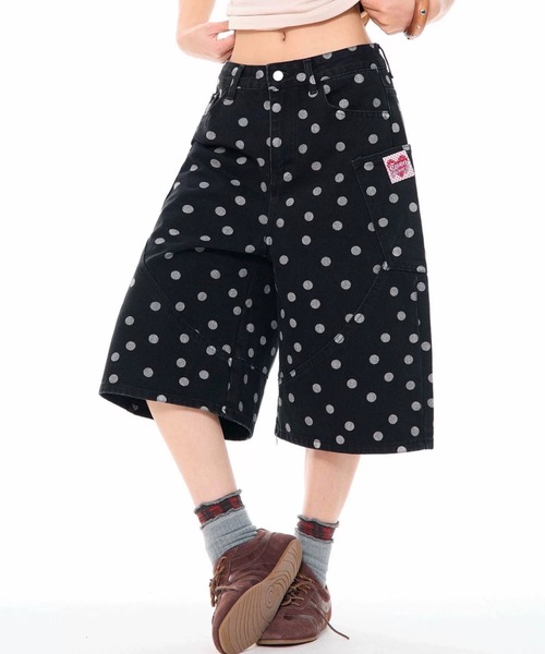 SHERU(シェル)の「ドット柄 カーゴワイドデニムハーフパンツ ハートワッペン(デニムパンツ・レディース・ブラック・LARGE/MEDIUM/SMALL)」の3枚目の写真