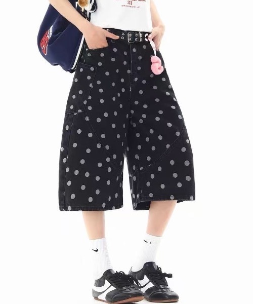 SHERU(シェル)の「ドット柄 カーゴワイドデニムハーフパンツ ハートワッペン(デニムパンツ・レディース・ブラック・LARGE/MEDIUM/SMALL)」の4枚目の写真