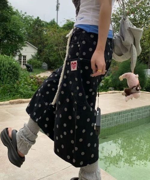 SHERU(シェル)の「ドット柄 カーゴワイドデニムハーフパンツ ハートワッペン(デニムパンツ・レディース・ブラック・LARGE/MEDIUM/SMALL)」の6枚目の写真
