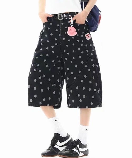 SHERU(シェル)の「ドット柄 カーゴワイドデニムハーフパンツ ハートワッペン(デニムパンツ・レディース・ブラック・LARGE/MEDIUM/SMALL)」の7枚目の写真