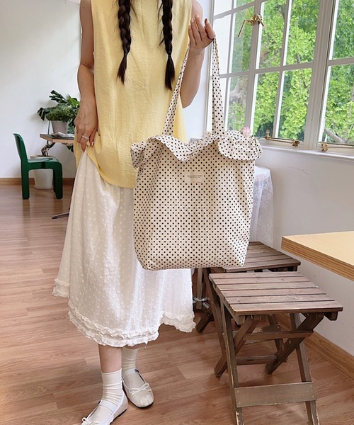 boemy(ボエミー)の「【A4収納可能】 ドット柄 フリルトートバッグ(トートバッグ・レディース・ブラック/オフホワイト・FREE)」の5枚目の写真