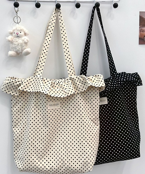 boemy(ボエミー)の「【A4収納可能】 ドット柄 フリルトートバッグ(トートバッグ・レディース・ブラック/オフホワイト・FREE)」の3枚目の写真