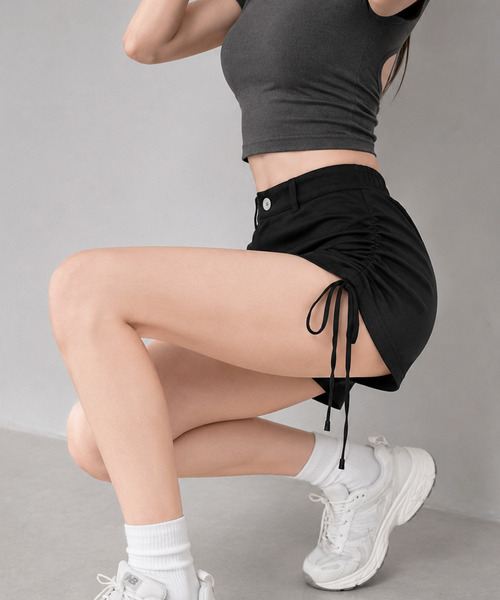 NinaetLina(ニナエリナ)の「シャーリングショートパンツ(その他パンツ・レディース・ホワイト/ブラック・M/L/S)」の1枚目の写真