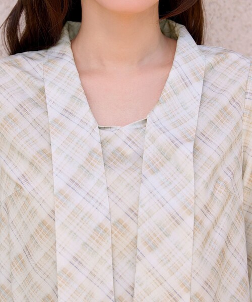 Tiaclasse（ティアクラッセ）の「【大きいサイズ】リボンタイチェック柄シャツ（シャツ/ブラウス・レディース・ブルー/グレー/ベージュ・XXL/XL）」の6枚目の写真