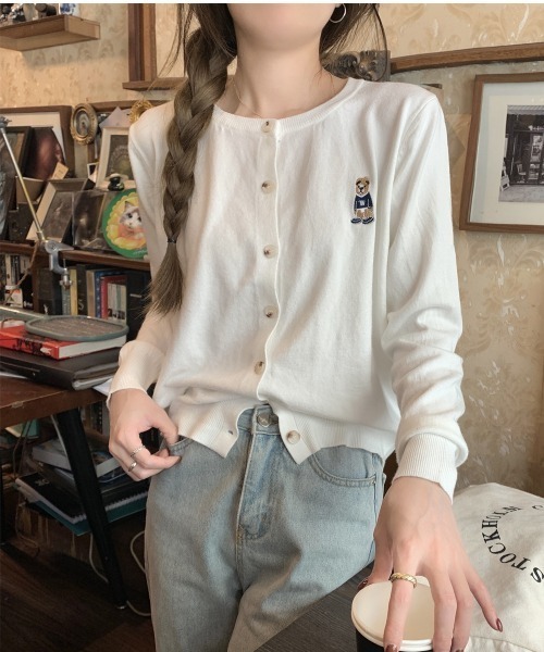 LUCPY(ラクピー)の「ワンポイントベア刺繍クルーネックニットカーディガン(カーディガン/ボレロ・レディース・ホワイト/ブラウン/グレー/ネイビー/アイボリー/ブラック・FREE)」の1枚目の写真