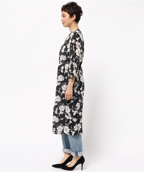 VENCEEXCHANGE（ヴァンスエクスチェンジ）の「花柄ロングガウン            （カーディガン/ボレロ・レディース・ブラック/ブルー・MEDIUM）」の6枚目の写真