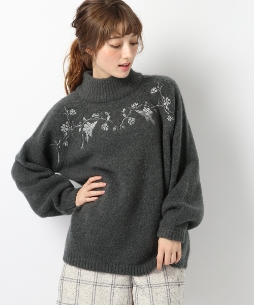 Heather(ヘザー)の「ボトルネックシシュウニット 738569 (ニット/セーター・レディース・ホワイト/ピンク系その他/ダークグレー・FREE)」の2枚目の写真