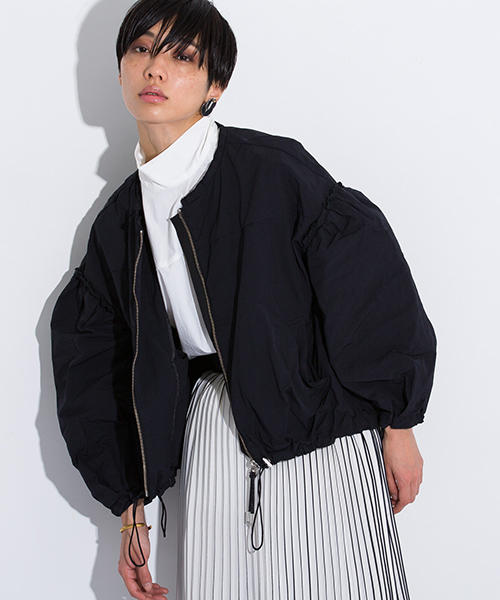 STUDIOUS(ステュディオス)の「ギャザースリーブブルゾン(ブルゾン・レディース・キャメル/ネイビー・1)」の2枚目の写真