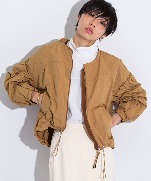 STUDIOUS(ステュディオス)の「ギャザースリーブブルゾン(ブルゾン・レディース・キャメル/ネイビー・1)」の17枚目の写真