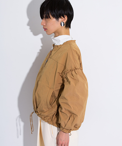 STUDIOUS(ステュディオス)の「ギャザースリーブブルゾン(ブルゾン・レディース・キャメル/ネイビー・1)」の22枚目の写真