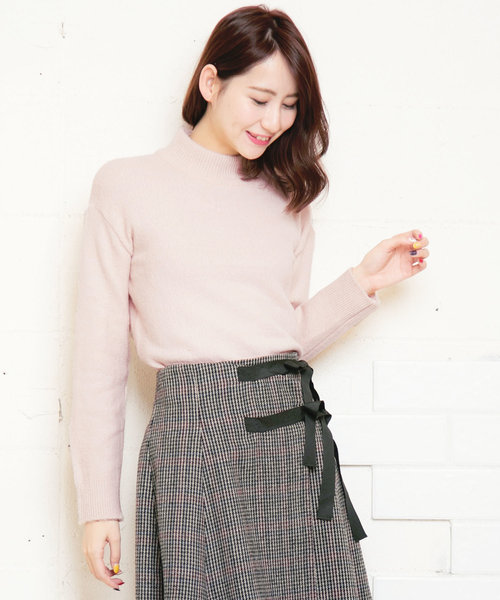 KOBE LETTUCE(コウベレタス)の「テールカットミドルゲージハイネックニットトップス(ニット/セーター・レディース・ブラック/ネイビー/オフホワイト/ピンク/イエロー・FREE)」の1枚目の写真