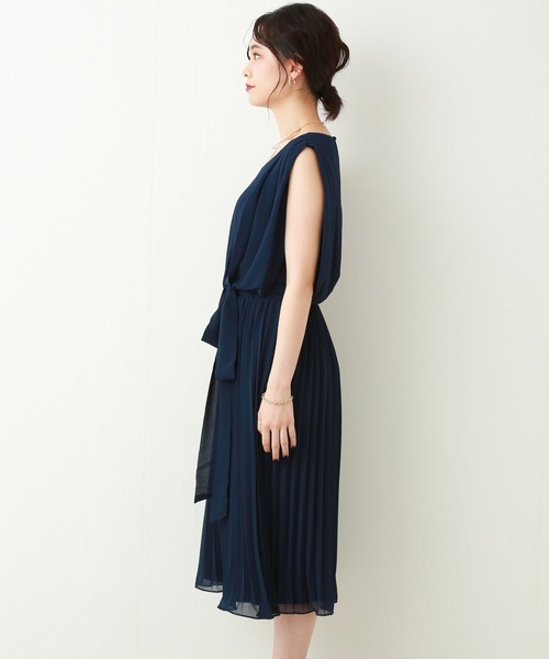 MARLENE JOBERT（マルレーヌ　ジョベル）の「サッシュベルト付　プリーツドレスワンピース（ドレス・レディース・ブラック/ネイビー/グレー/エメラルド・L/M）」の6枚目の写真