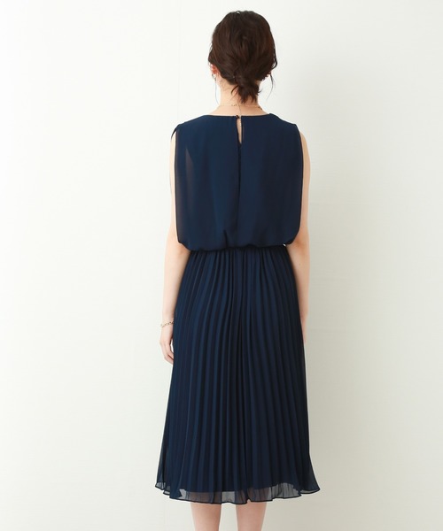 MARLENE JOBERT（マルレーヌ　ジョベル）の「サッシュベルト付　プリーツドレスワンピース（ドレス・レディース・ブラック/ネイビー/グレー/エメラルド・L/M）」の7枚目の写真