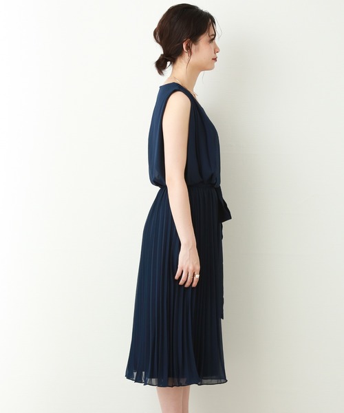 MARLENE JOBERT（マルレーヌ　ジョベル）の「サッシュベルト付　プリーツドレスワンピース（ドレス・レディース・ブラック/ネイビー/グレー/エメラルド・L/M）」の8枚目の写真