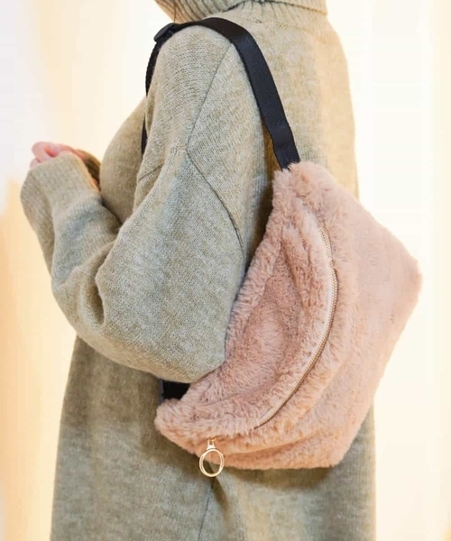 A V V アーヴェヴェ の フェイクファーボディバッグ ボディバッグ ウエストポーチ Wear